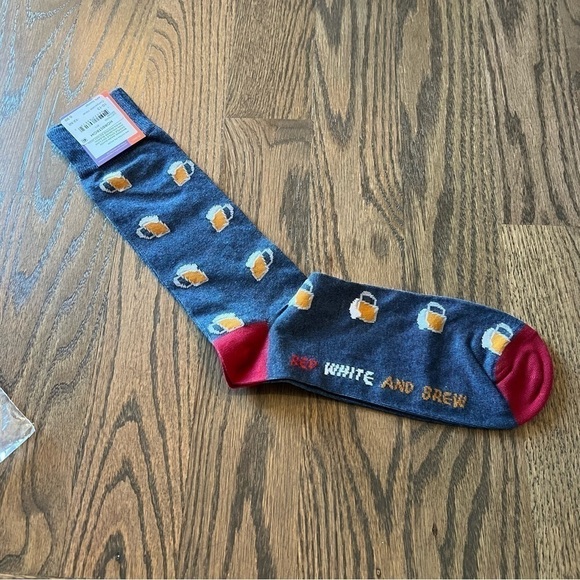 NWT Lorenzo Uomo cotton blend socks size 10-13 Red White and Brew beer novelty - Picture 1 of 5